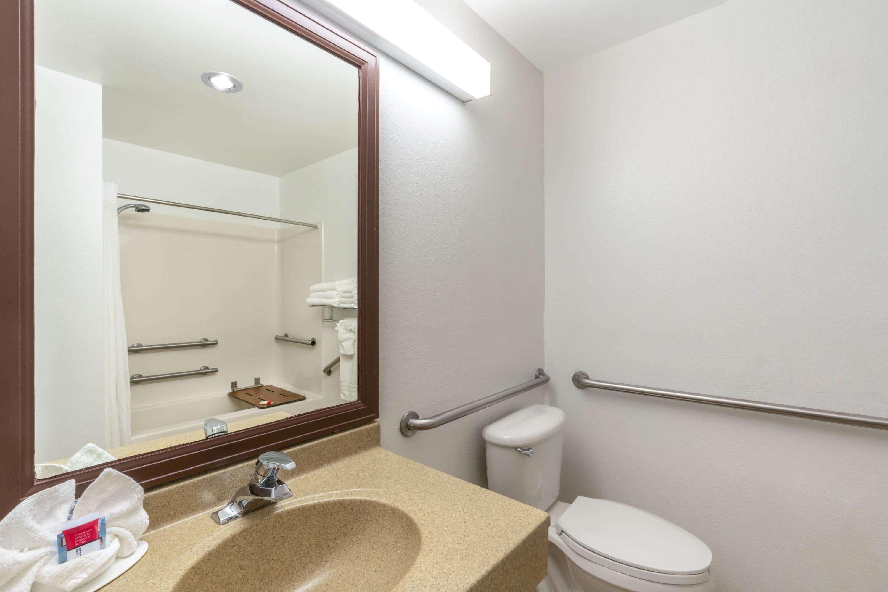 Microtel Inn & Suites Ратон Экстерьер фото