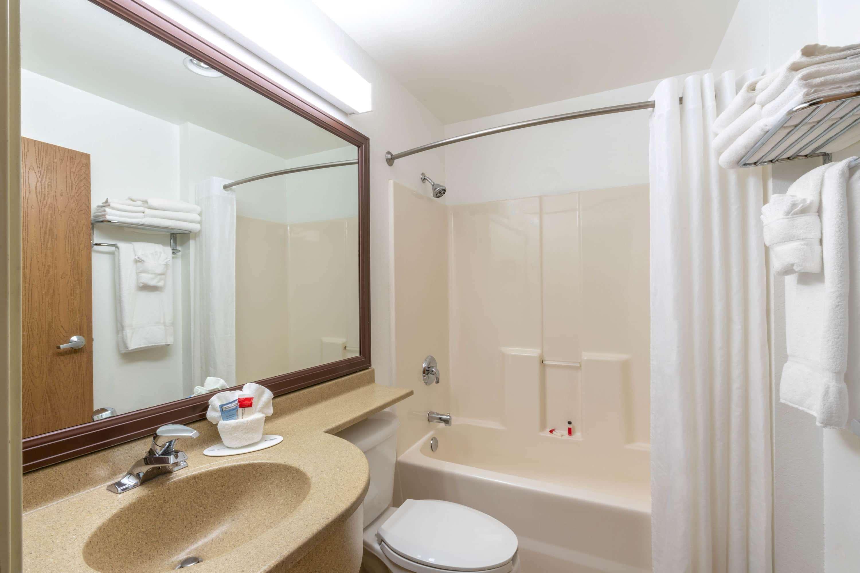 Microtel Inn & Suites Ратон Экстерьер фото