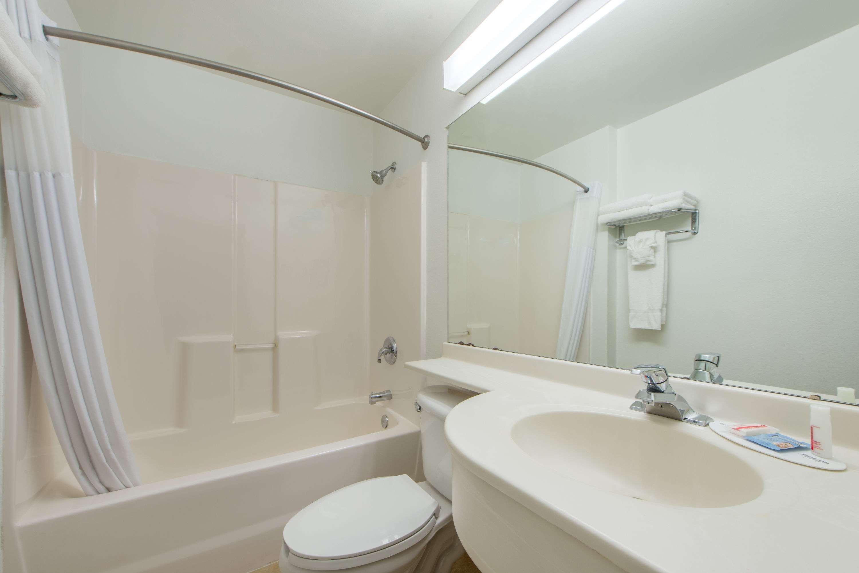 Microtel Inn & Suites Ратон Экстерьер фото